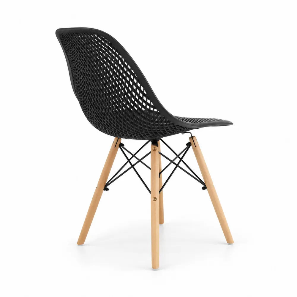 Sedia in plastica con gambe in legno di